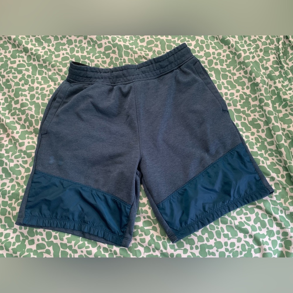 Under Armour Men's Blue Athletic Shorts - Medium, with pockets